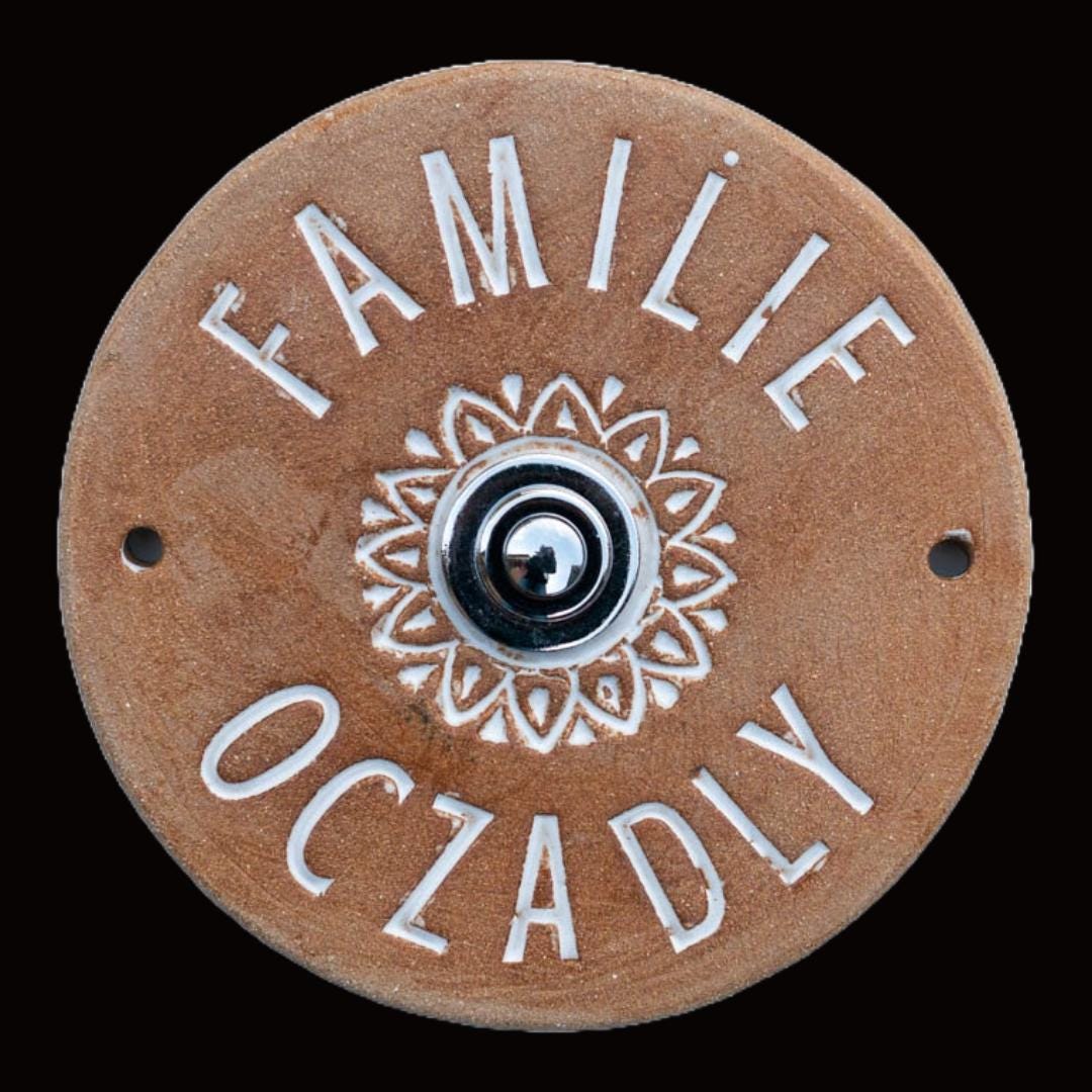 Handgefertigtes rundes Keramik-Namensschild Beige/Weiß– Personalisierbares Haustürschild mit Ornamentring, ca. 14 cm