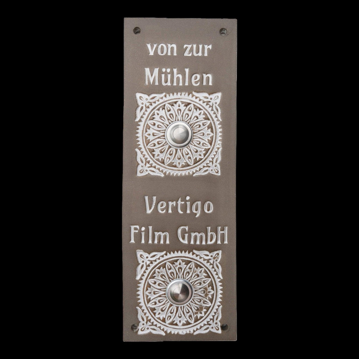 Rechteckige graue Keramik-Klingelplatte mit zwei silbernen Knöpfen, verziert mit Blumenornamenten und den eingravierten Namen &amp;#39;von zur Mühlen&amp;#39; und &amp;#39;Vertigo Film GmbH