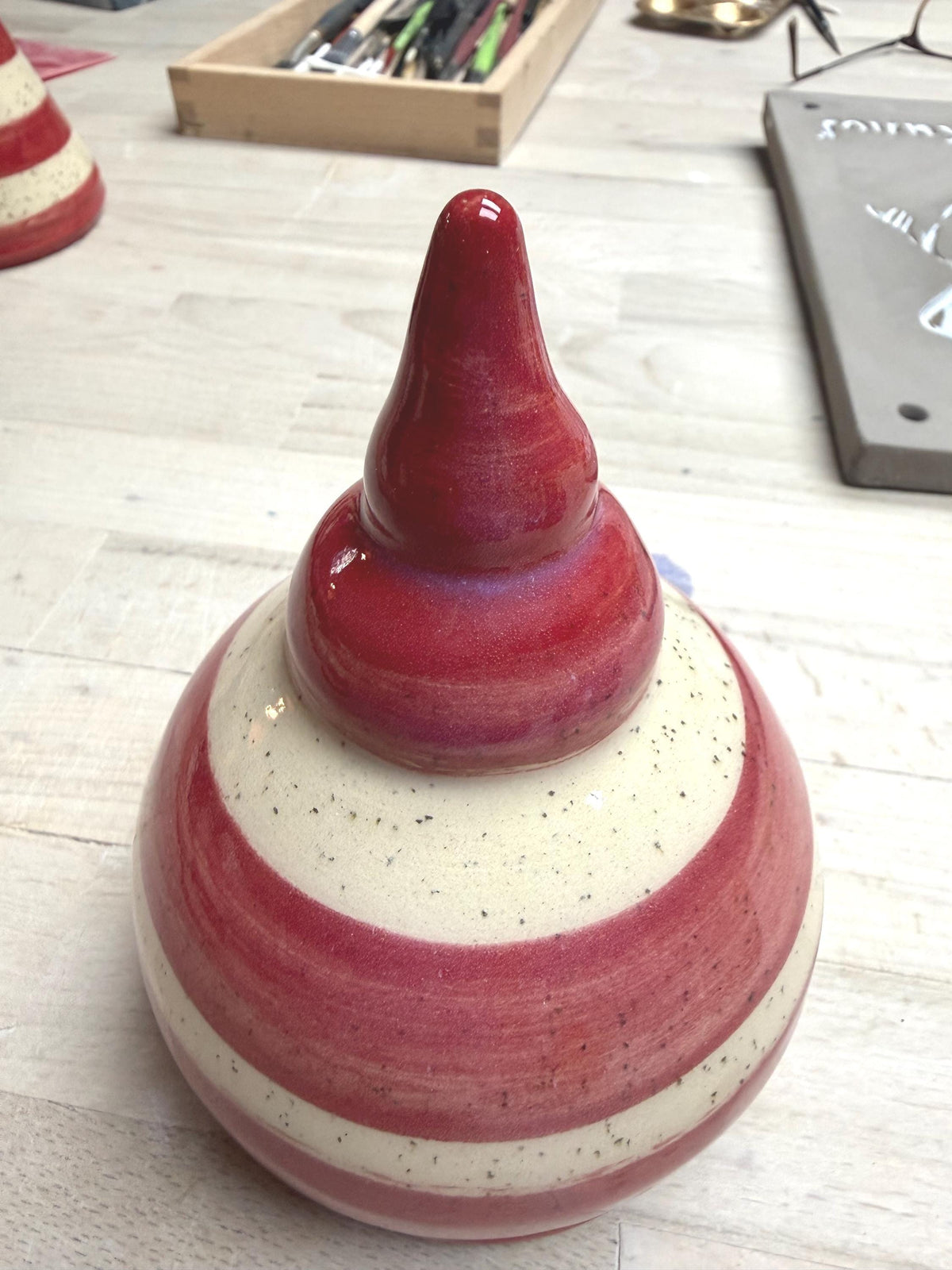 Handgefertigte aus Keramik – Rot-Weißer Beetstecker ca. 12 cm, 2.Wahl