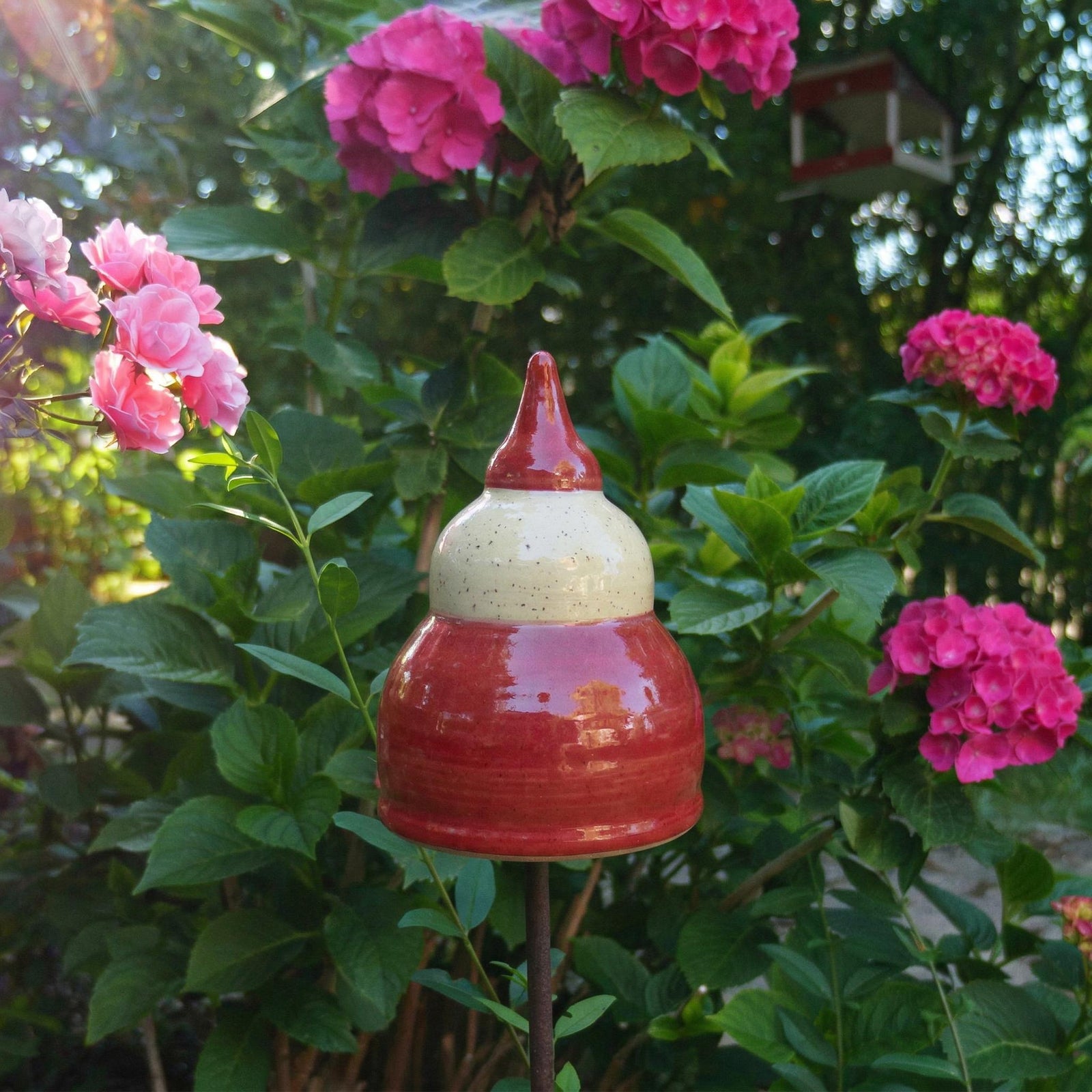 Handgefertigte aus Keramik – Rot-Weißer Beetstecker ca. 12 cm, 2.Wahl