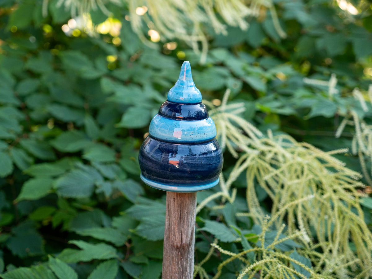 Handgefertigter Keramik-Beetstecker / Pfostenhocker in Dunkelblau – ca. 12 cm Höhe