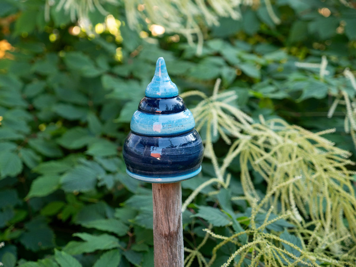 Handgefertigter Keramik-Beetstecker / Pfostenhocker in Dunkelblau – ca. 12 cm Höhe