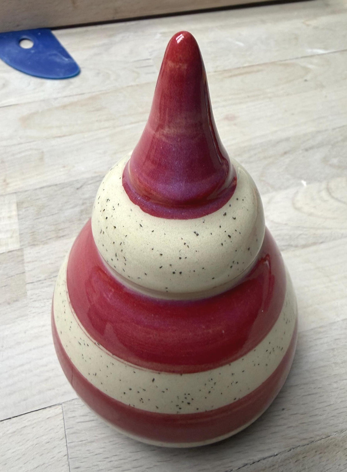 Handgefertigte aus Keramik – Rot-Weißer Beetstecker ca. 12 cm, 2.Wahl