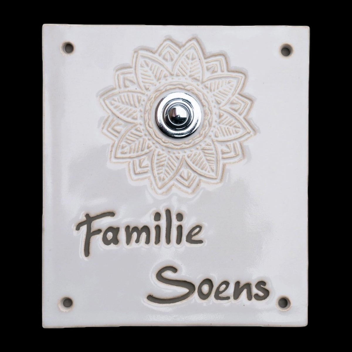 Detailreiches Keramik-Türschild mit Mandala-Relief und integriertem Klingelknopf. Handgemacht, frostfest, personalisiert