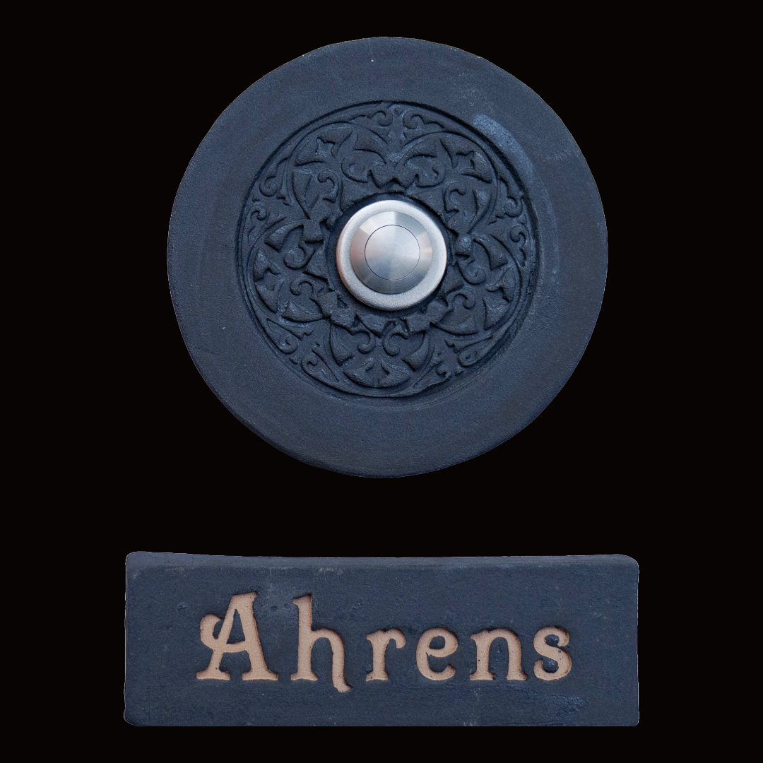 Runde Keramik-Türklingel mit floralem Ornamentmuster und graviertem Namensschild Ahrens