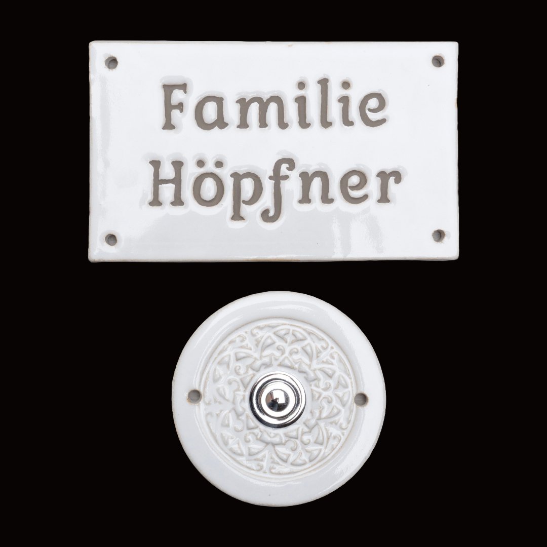 Weiße Keramik-Klingel mit Namensschild und der Gravur 'Familie Höpfner' in grauer Schrift