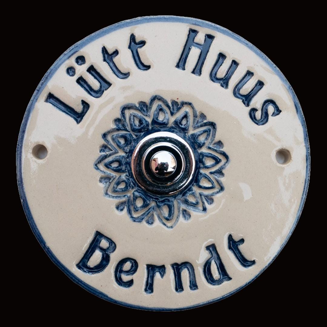 Personalisiertes , Blau/Weißes Keramik-Türschild mit Klingel – handgefertigtes Namensschild, rund 14 cm, wetterfest und frostbeständig.