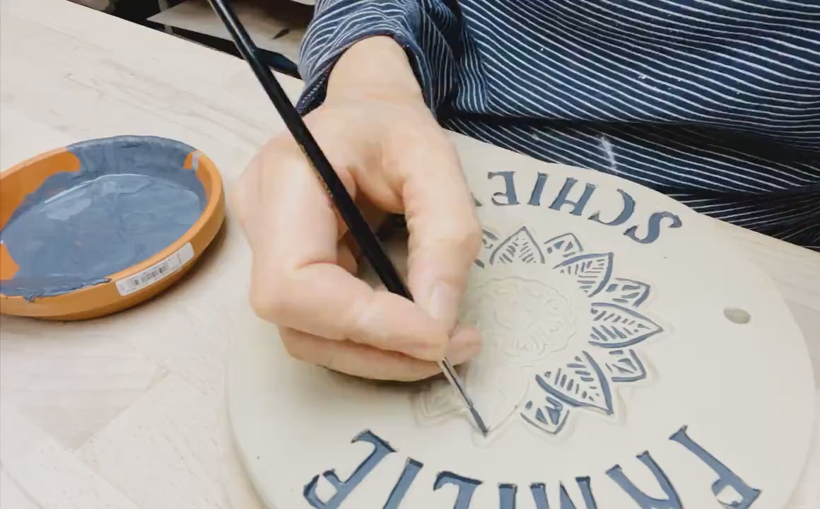 Personalisiertes , Rot/Weißes Keramik-Türschild mit Klingel – handgefertigtes Namensschild, rund 14 cm, wetterfest und frostbeständig.