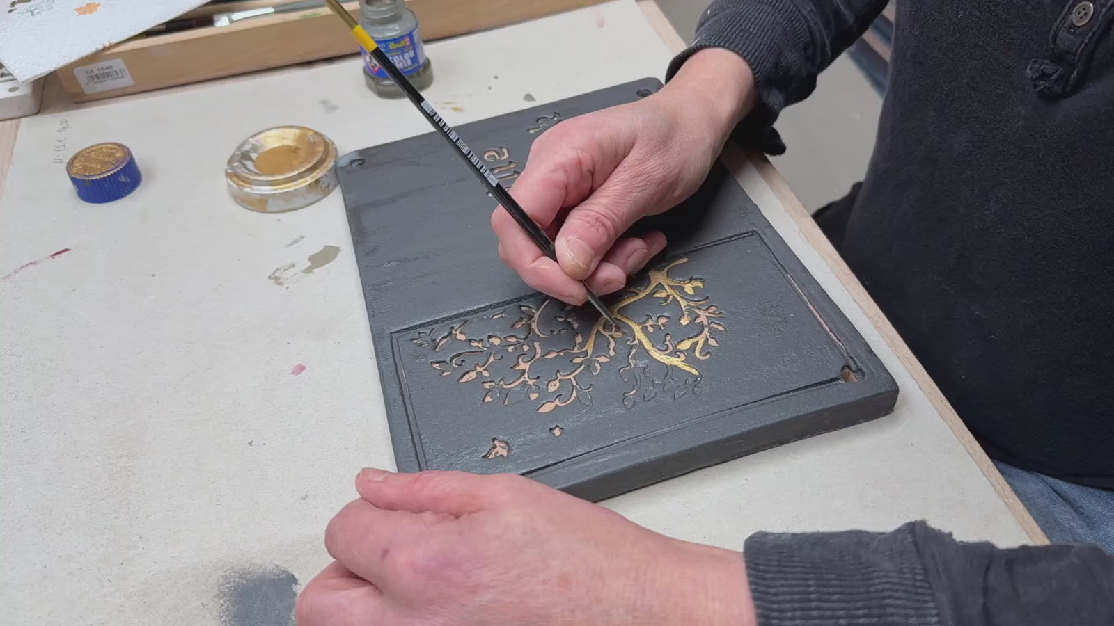 Handgefertigtes Türschild aus Keramik – Namensschild mit Lebensbaum, Schwarz, 20 × 24 cm