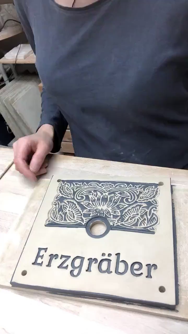 Handgefertigtes Keramik-Türschild mit Namensgravur – ca. 19 ×14  cm
