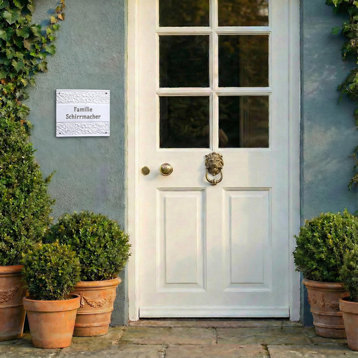 Handgefertigtes Keramik-Türschild mit Floralem Relief in weiß – ca. 27×23 cm