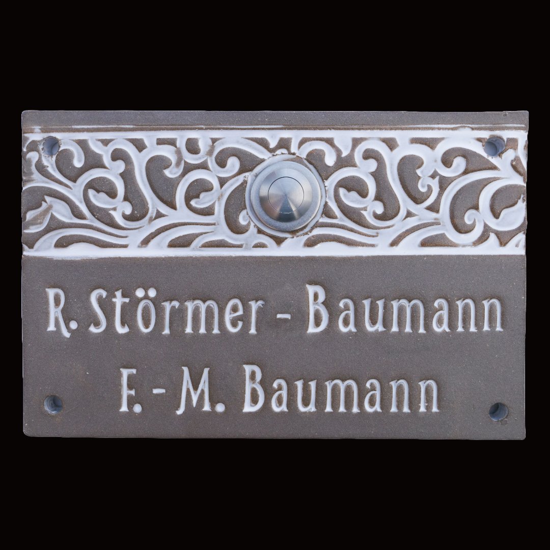 Elegantes Keramik-Namensschild mit Klingel und den Namen R. Störmer-Baumann und F.-M. Baumann