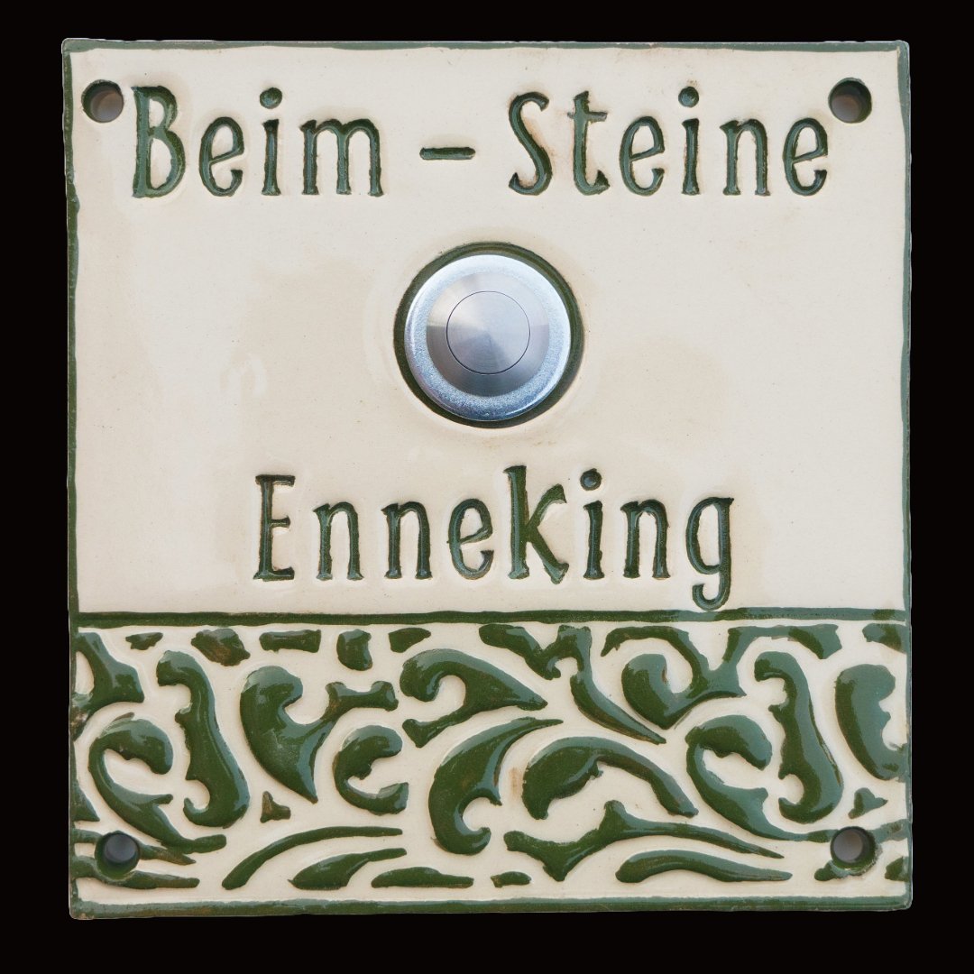 Quadratische Keramik-Klingelplatte mit Gravur Beim-Steine Enneking und grünem floralen Muster