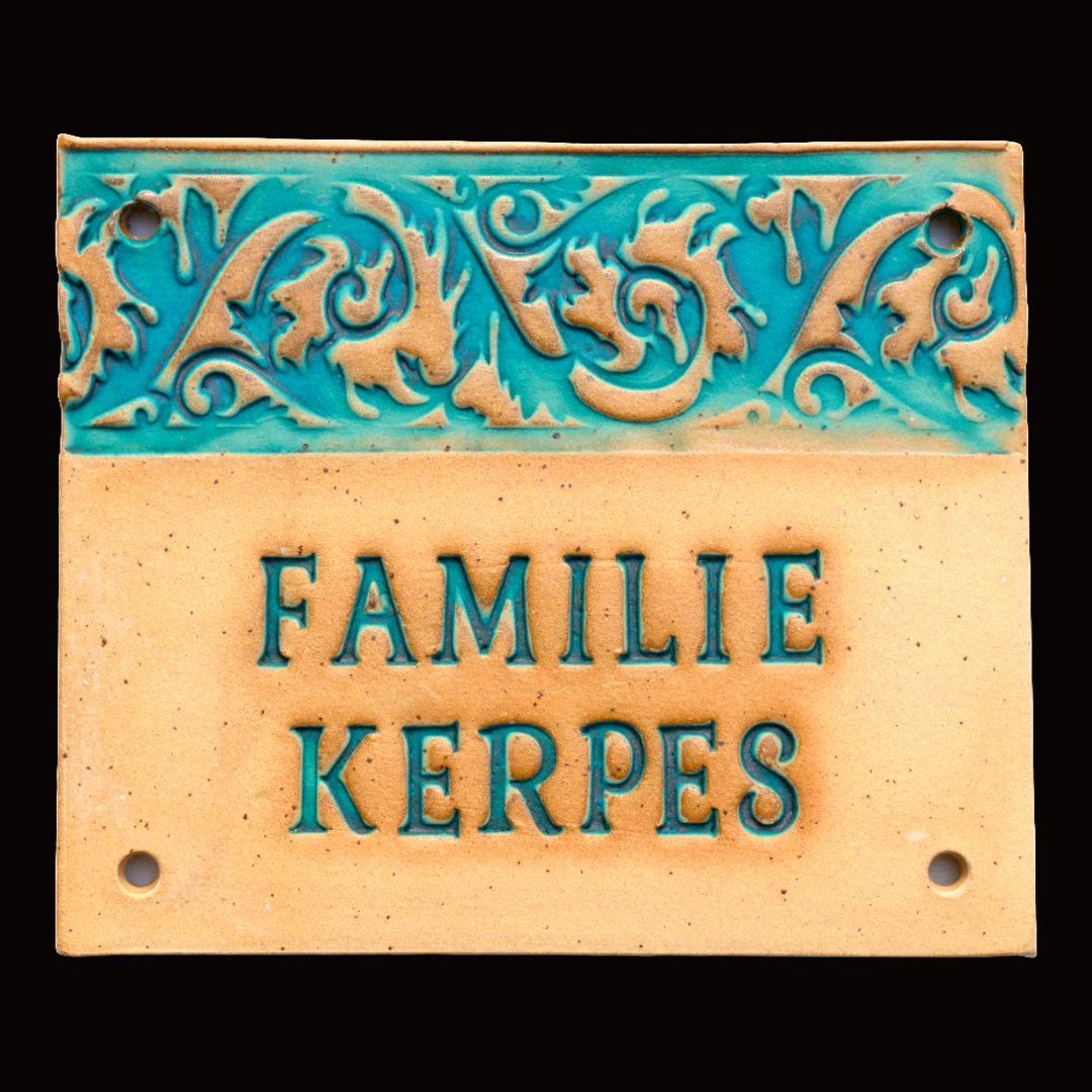 Handgefertigtes Keramikschild in Beige mit dekorativer türkisfarbener Bordüre und Aufschrift Familie Kerpes