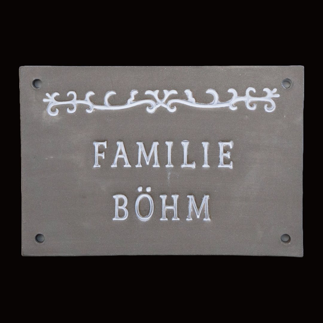 Handgefertigtes graues Keramikschild mit dekorativem Muster und Aufschrift Familie Böhm