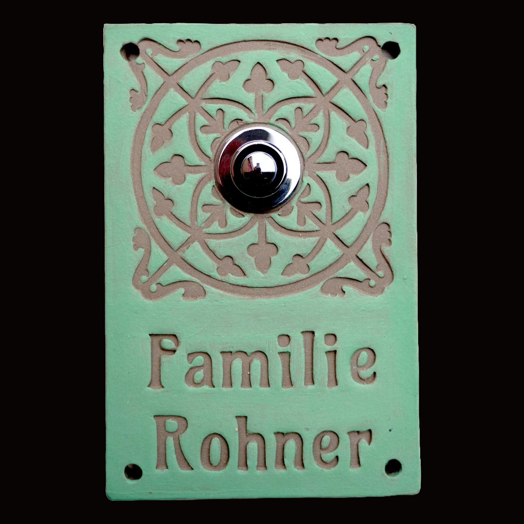 Grüne Keramik-Klingelplatte mit ornamentalem Kreis-Muster und eingraviertem Familiennamen Rohner