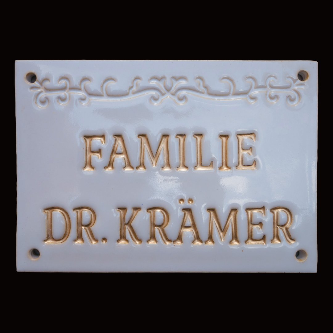 Weißes glänzendes Keramik-Namensschild mit goldener Gravur Familie Dr. Krämer