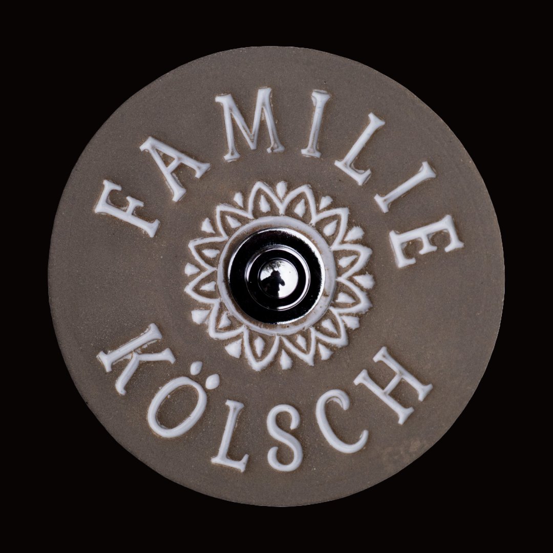 Rundes Keramik-Türklingelschild mit graviertem Familiennamen Kölsch und floralem Mandala-Muster