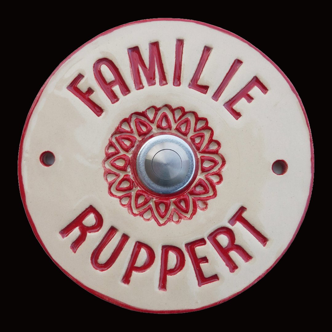 Rundes Keramikschild mit roter Gravur Familie Ruppert und Ornamentmuster um den silbernen Klingelknopf