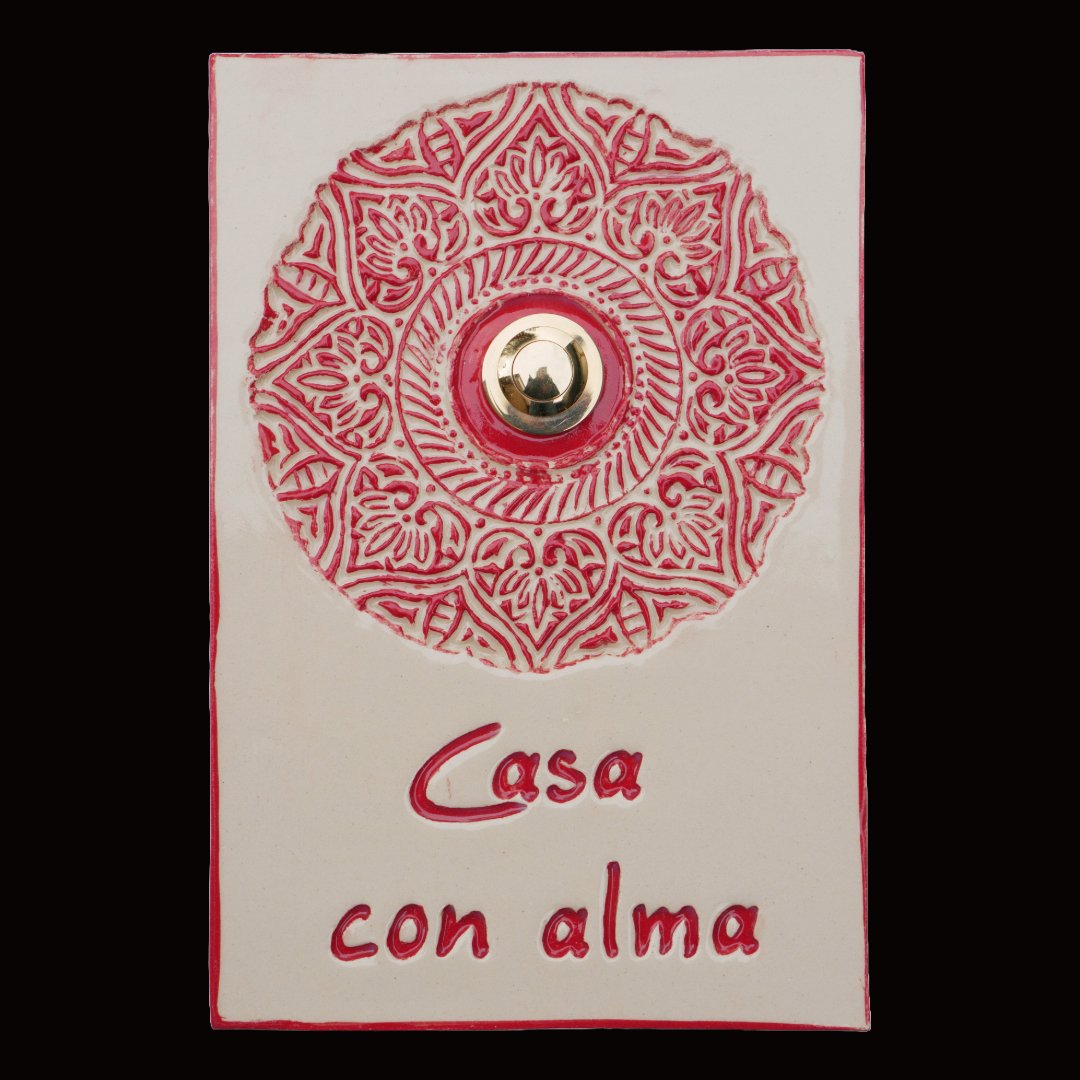 Handgefertigtes Keramik-Türklingelschild mit spanischer Inschrift Casa con alma und rotem Mandala-Muster