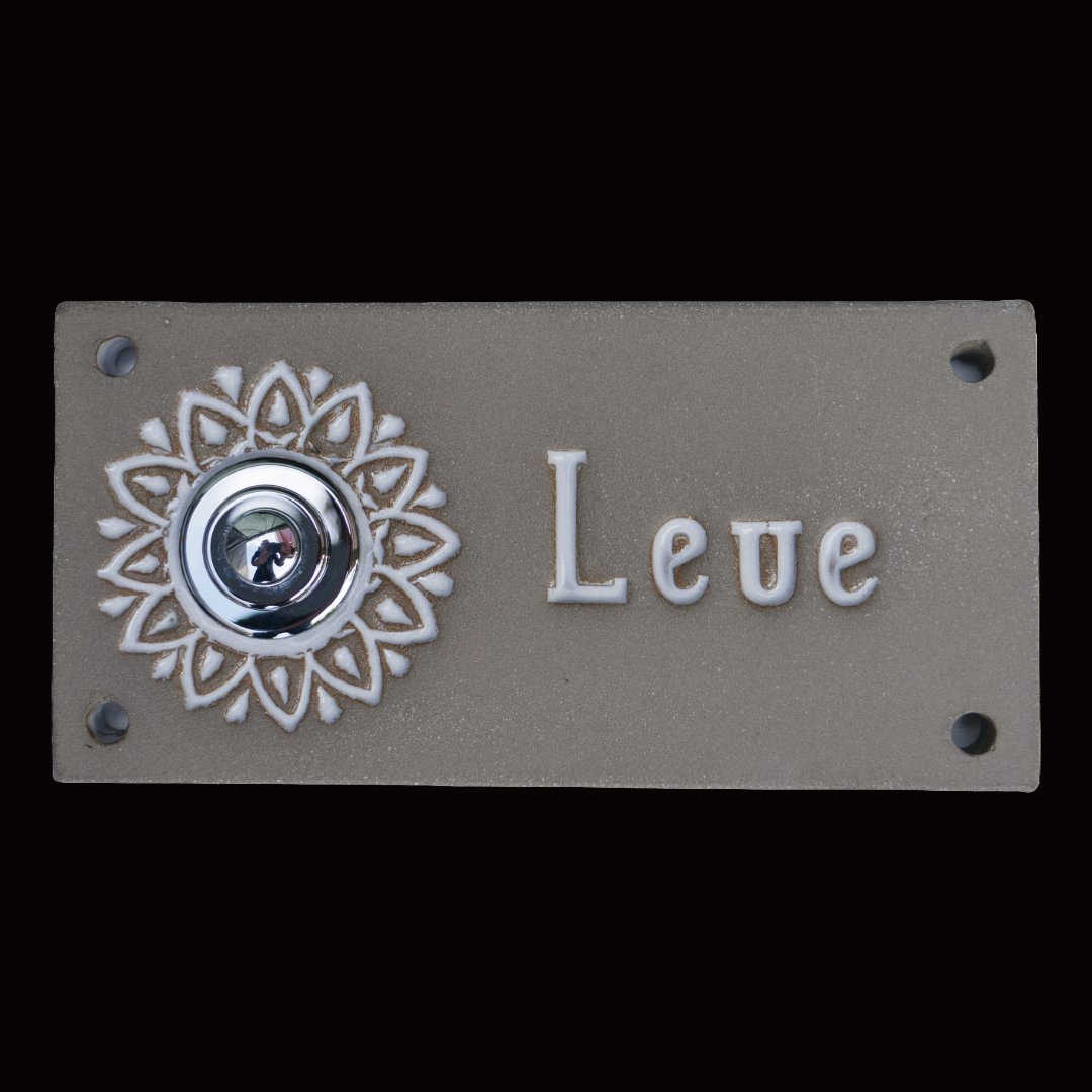 Rechteckige Keramik-Klingelplatte mit Gravur Leue und floralem Reliefmuster um den Chromknopf