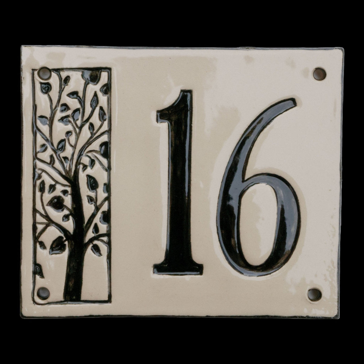 Handgefertigte Keramik-Hausnummerntafel mit schwarzer Zahl 16 und dekorativem Baumdesign auf cremefarbenem Hintergrund