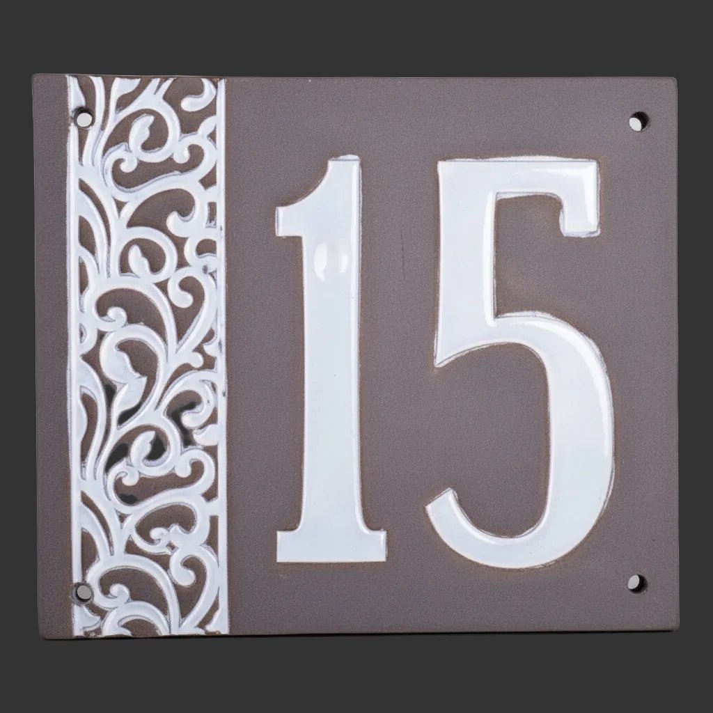 Dekoratives Keramik-Hausschild Nummer 15 mit elegantem Blumenmuster auf dunklem Hintergrund