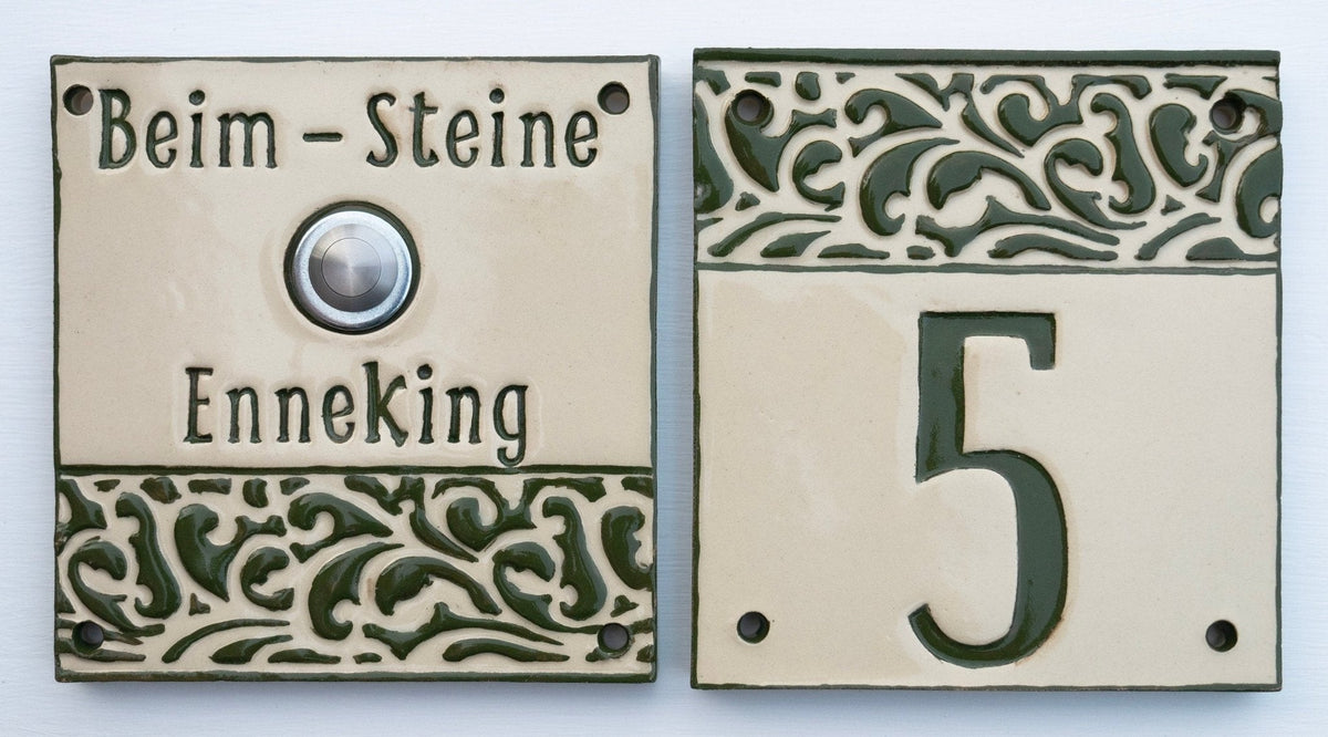 Quadratische Keramik-Klingelplatte mit Gravur Beim-Steine Enneking und grünem floralen Muster