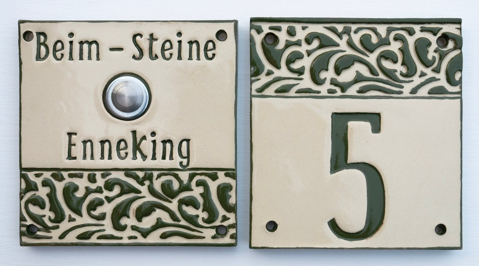 Quadratische Keramik-Klingelplatte mit Gravur Beim-Steine Enneking und grünem floralen Muster