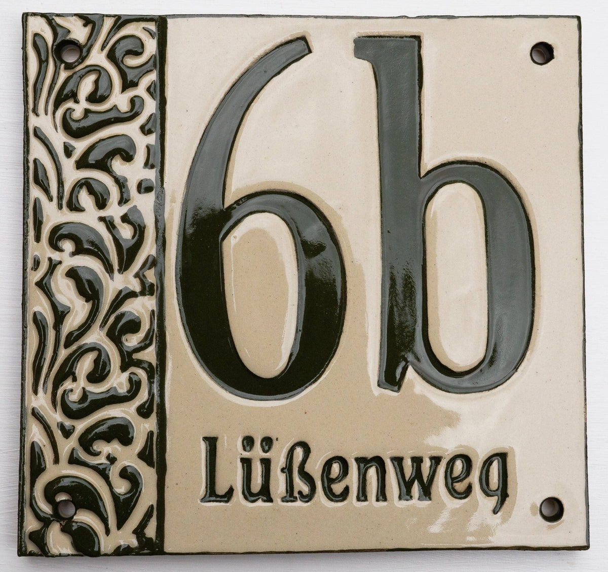 Elegantes Hausnummernschild 6b Lüßenweg aus Keramik mit Ornamentmuster