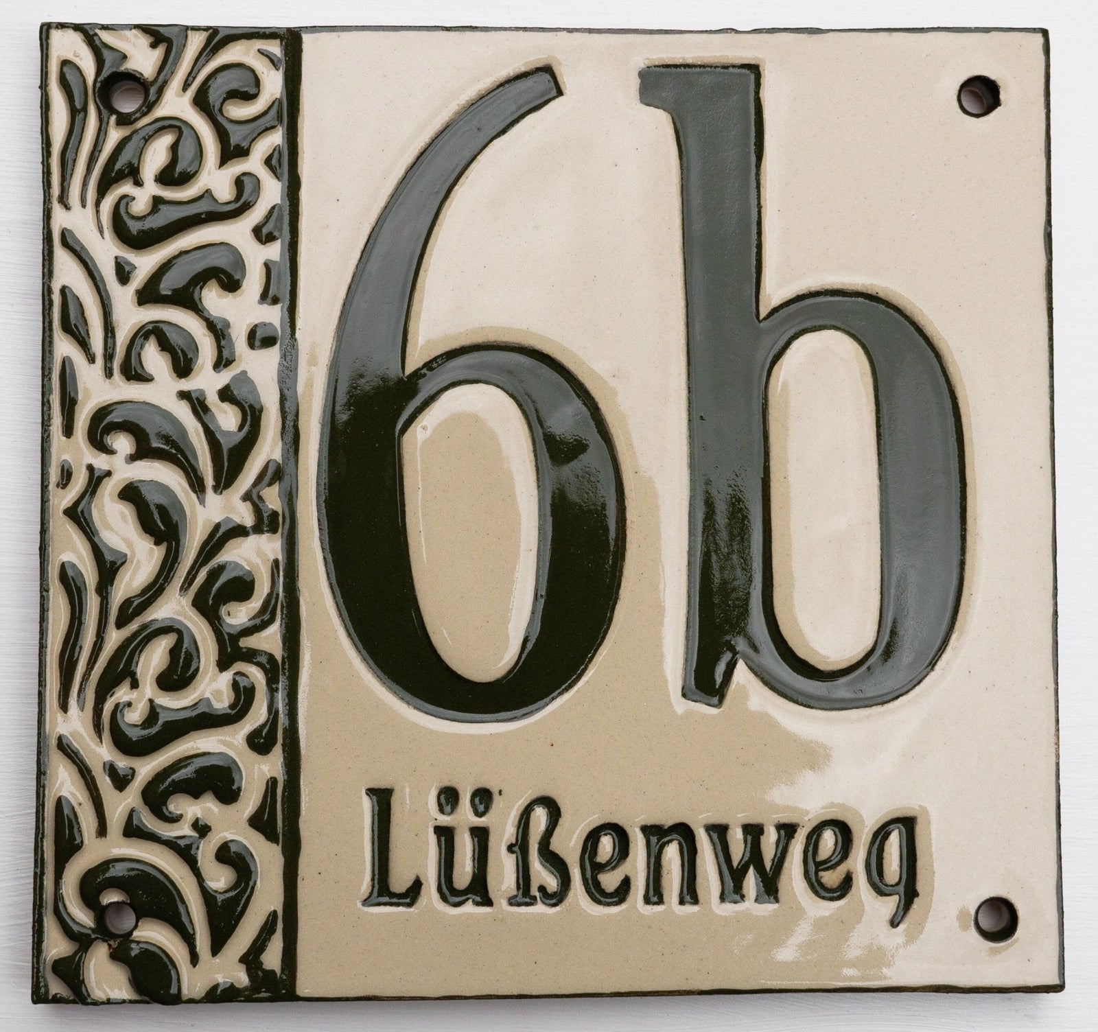 Elegantes Hausnummernschild 6b Lüßenweg aus Keramik mit Ornamentmuster