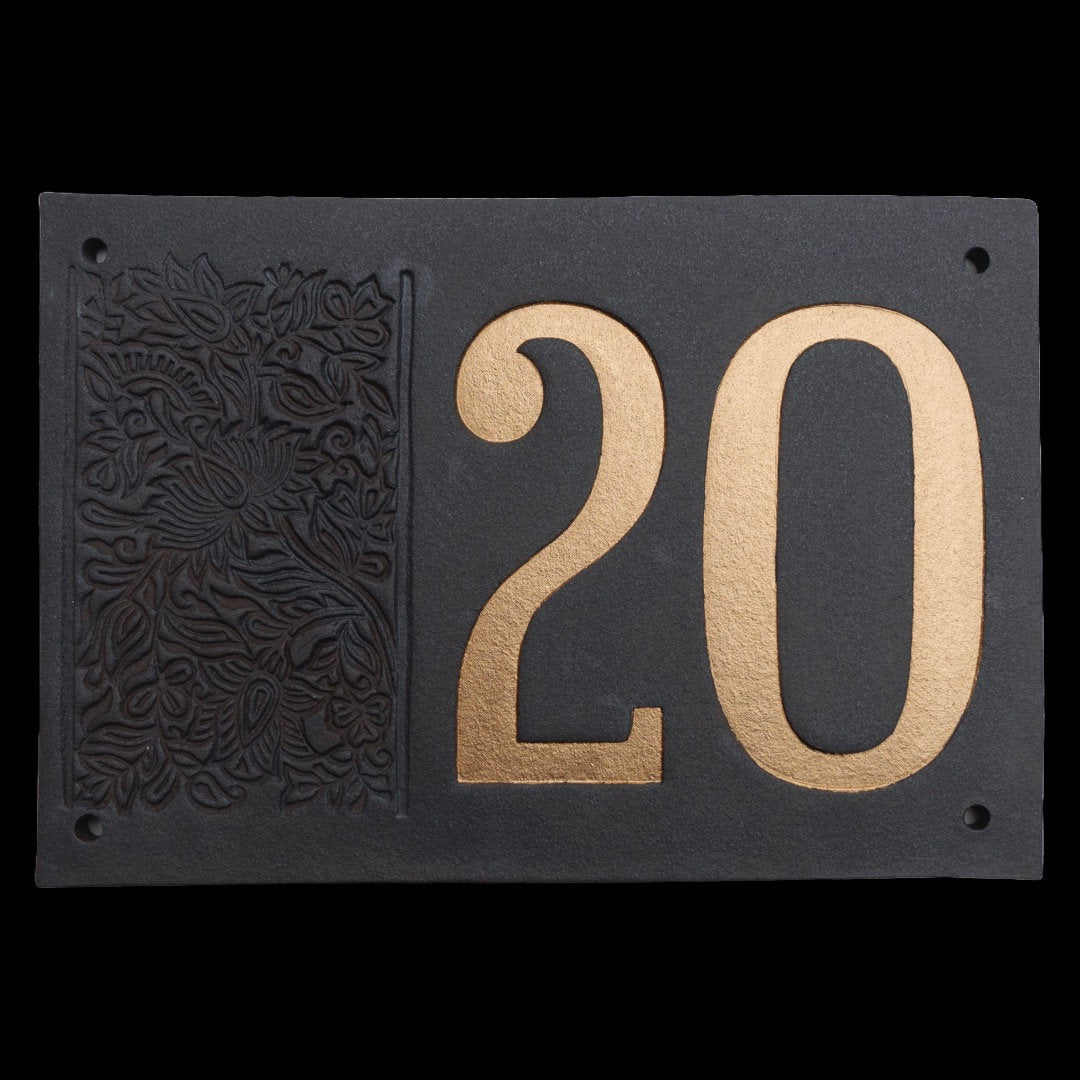 Rechteckiges Keramik-Hausschild mit mattschwarzem Hintergrund, goldfarben eingravierten Ziffern 20 und dekorativer Blumenverzierung auf der linken Seite