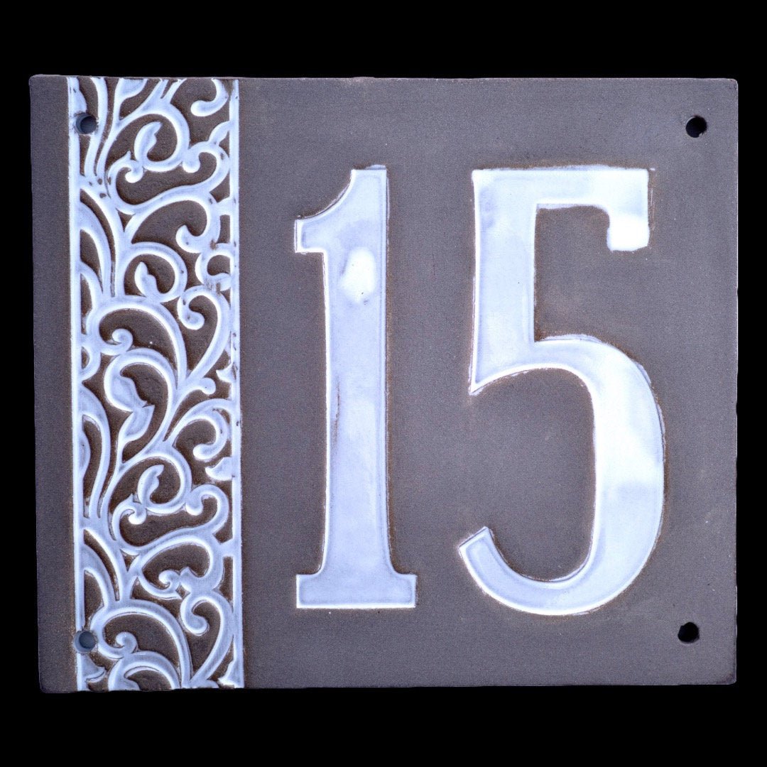 Dekoratives Keramik-Hausschild Nummer 15 mit elegantem Blumenmuster auf dunklem Hintergrund