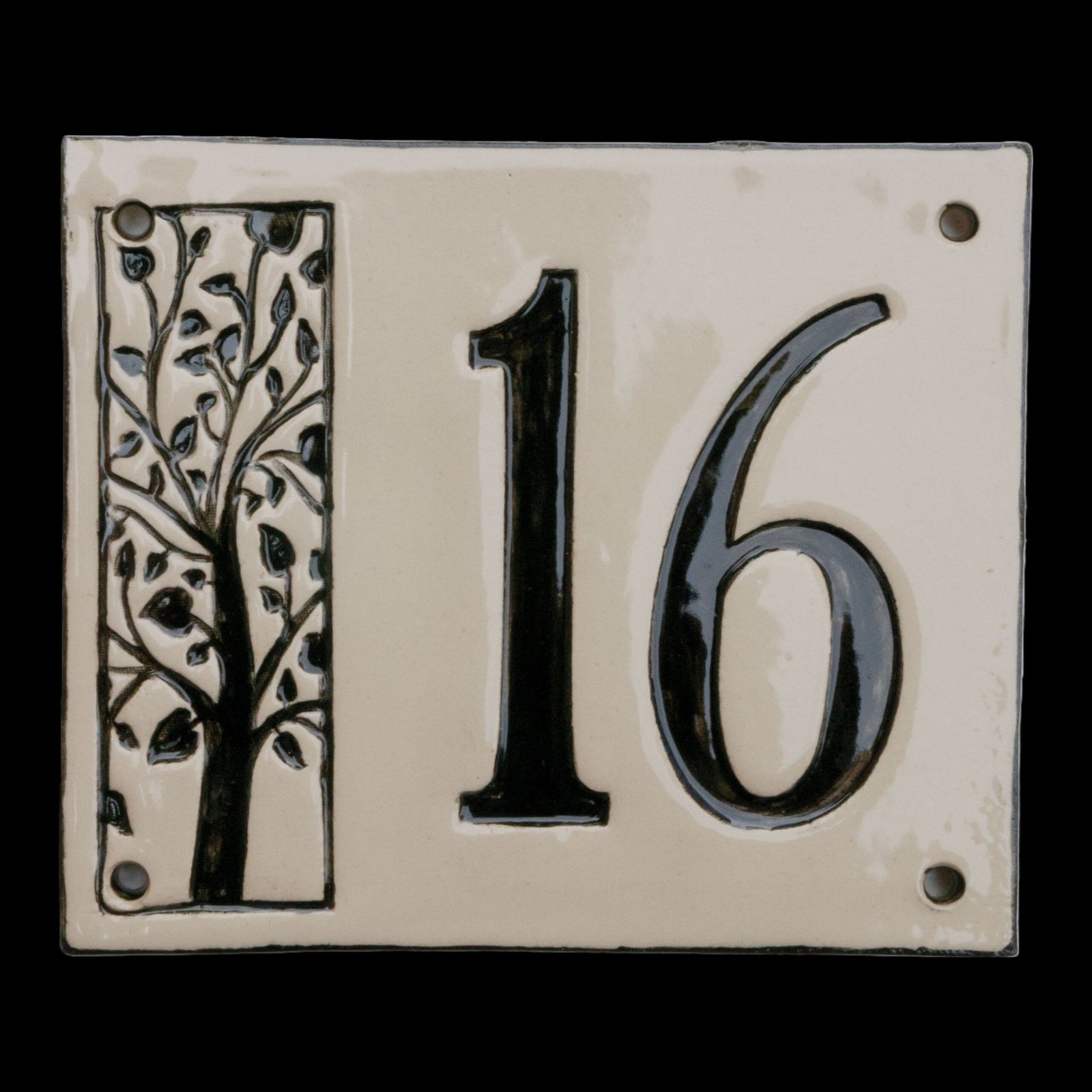 Handgefertigte Keramik-Hausnummerntafel mit schwarzer Zahl 16 und dekorativem Baumdesign auf cremefarbenem Hintergrund