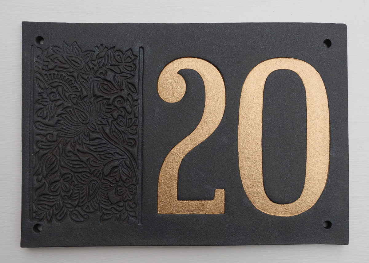 Rechteckiges Keramik-Hausschild mit mattschwarzem Hintergrund, goldfarben eingravierten Ziffern 20 und dekorativer Blumenverzierung auf der linken Seite