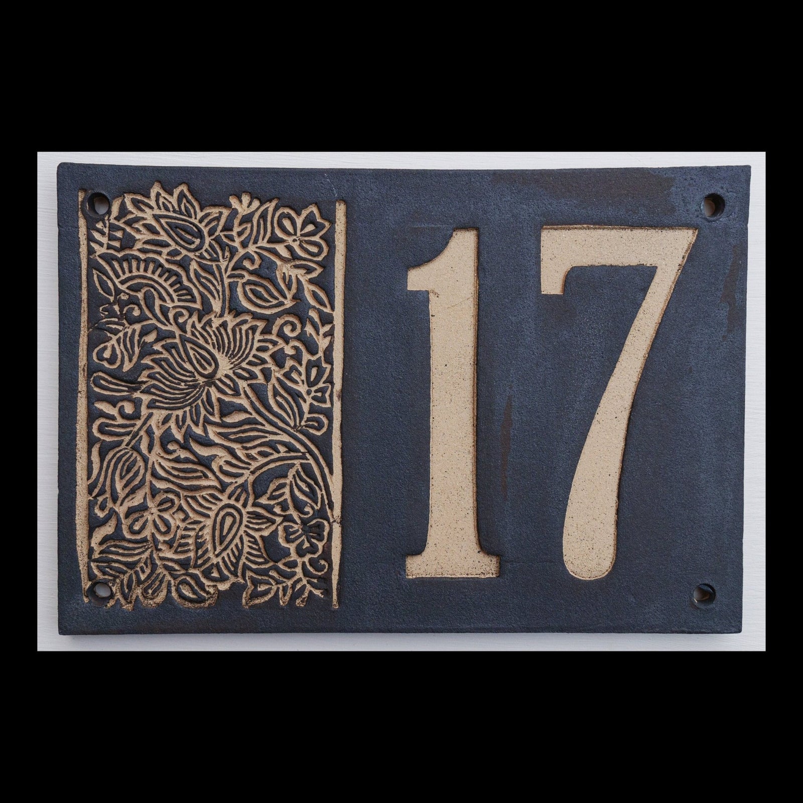 Rechteckiges Keramik-Hausschild mit anthrazitfarbenem Hintergrund, beigen Ziffern 17 und dekorativem Blumenmuster auf der linken Seite