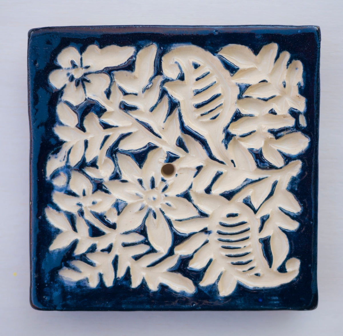 Quadratische Keramik-Türklingelabdeckung in Blau und Weiß mit floralem Ausschnittmuster – handgefertigte dekorative Wandplatte für den Hauseingang