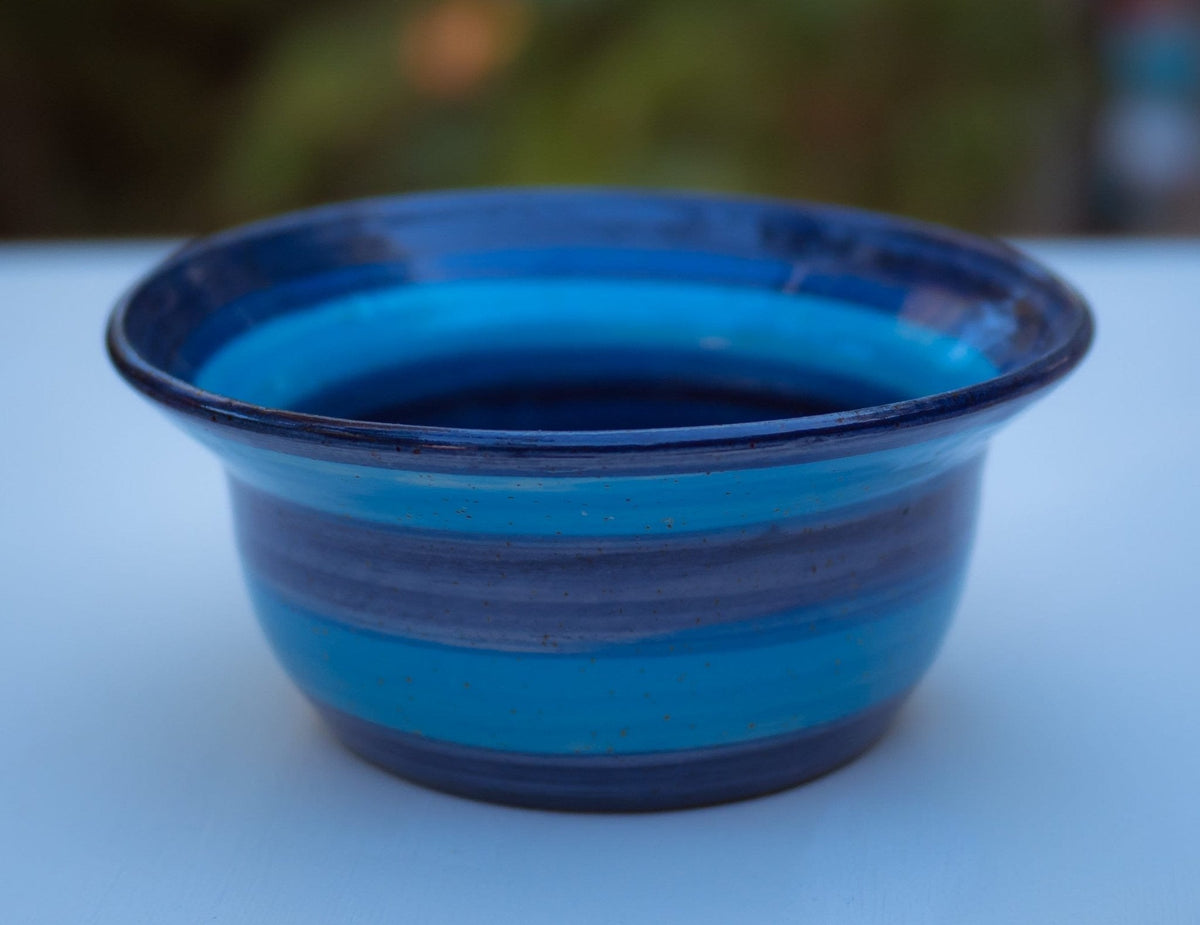 Handgefertigte Keramikschale mit blau-türkiser Streifenglasur – kunsthandwerkliche Töpferei für Küche oder Tischdekoration