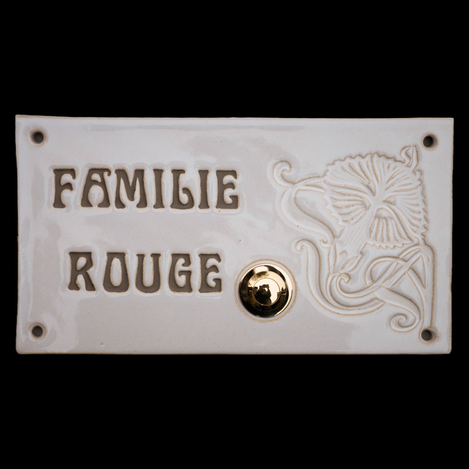 Weiße Keramik-Klingelplatte mit Gravur 'Familie Rouge', floralem Muster und goldenem Knopf