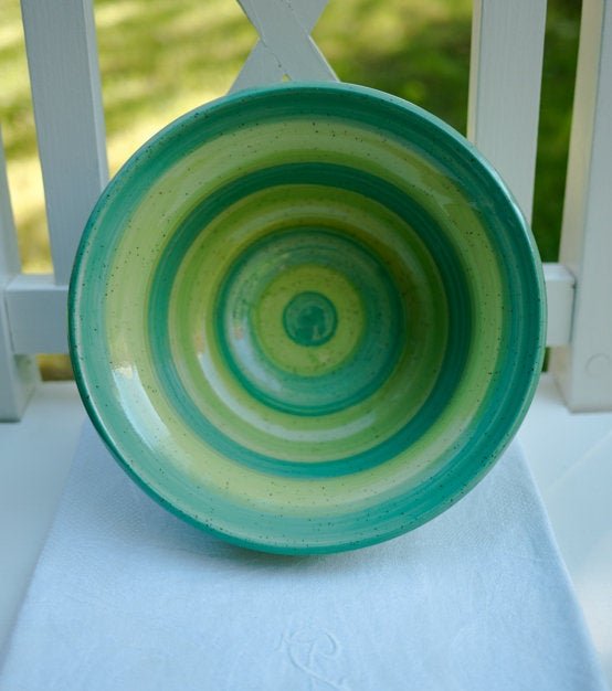 Handgefertigte Keramikschale in Grün- und Türkistönen mit gesprenkelter Glasur – kunsthandwerkliche Töpferei für Küche oder Esstisch