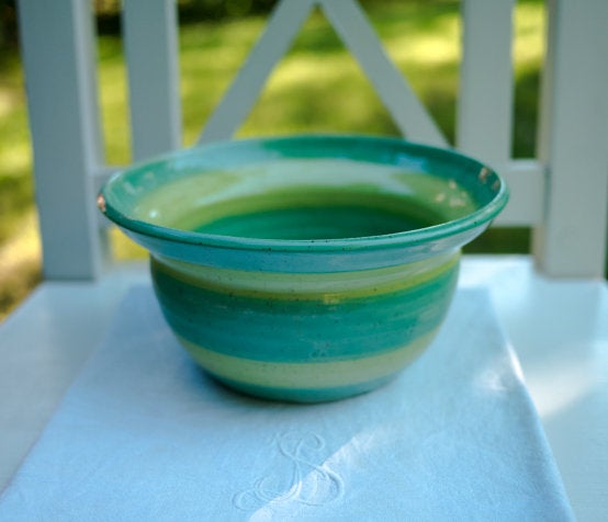Handgefertigte Keramikschale in Grün- und Türkistönen mit gesprenkelter Glasur – kunsthandwerkliche Töpferei für Küche oder Esstisch