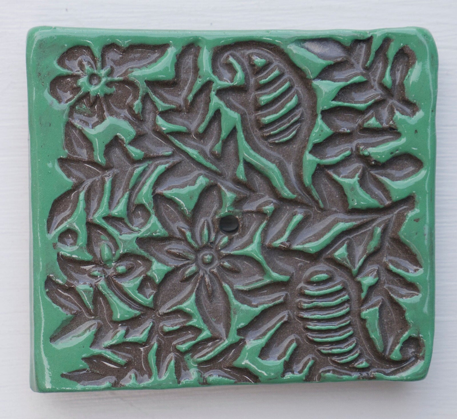 Quadratische grüne Keramik-Türklingelabdeckung mit floralem Blattmuster – handgefertigte rustikale Wandplatte für den Hauseingang