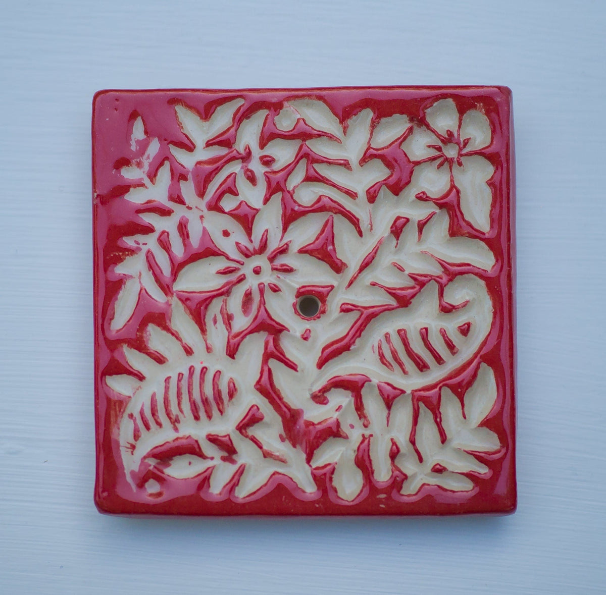 Quadratische rote Keramik-Türklingelabdeckung mit floralem Blattmuster – handgefertigte dekorative Wandplatte für den Hauseingang