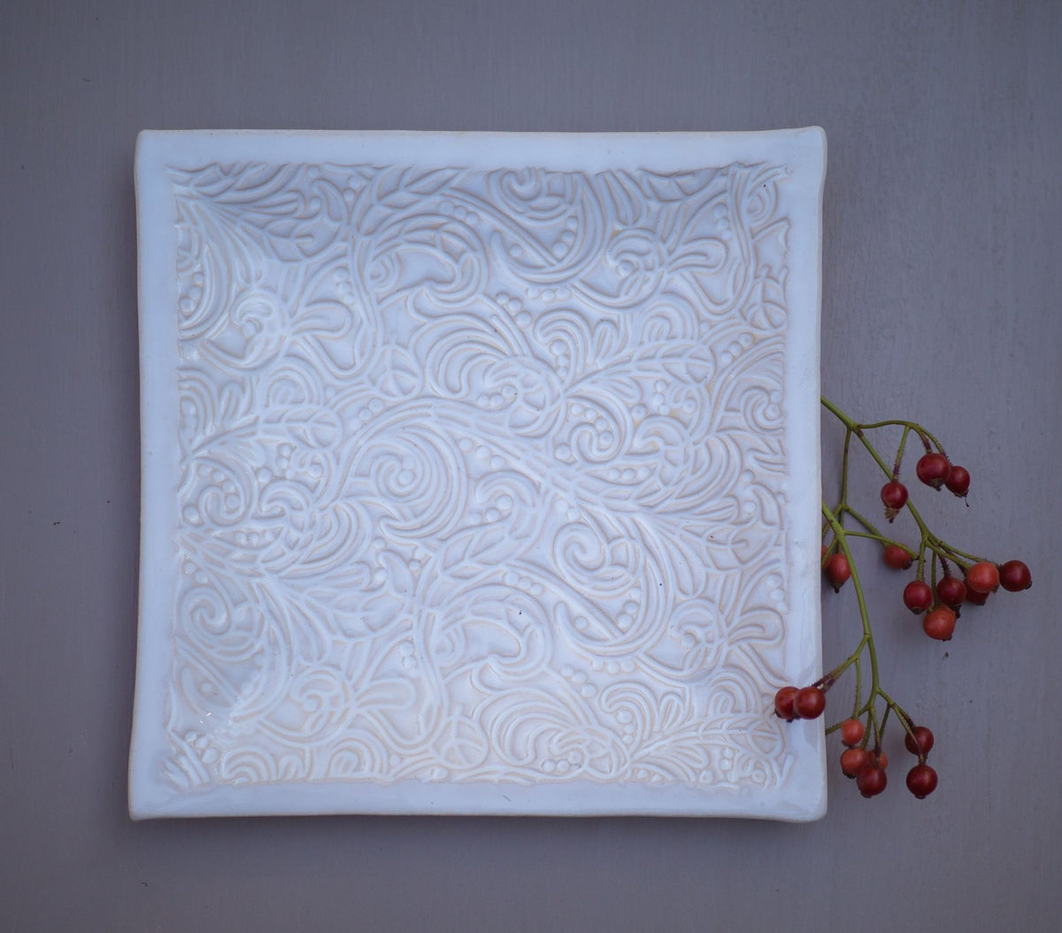 Quadratische weiße Keramikplatte mit geprägtem Blumenmuster – handgefertigte Dekoschale