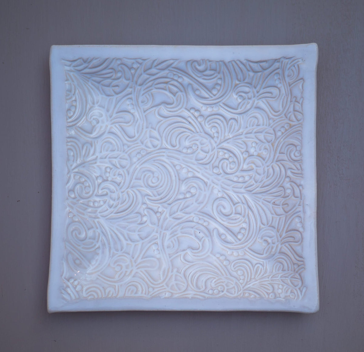Quadratische weiße Keramikplatte mit geprägtem Blumenmuster – handgefertigte Dekoschale