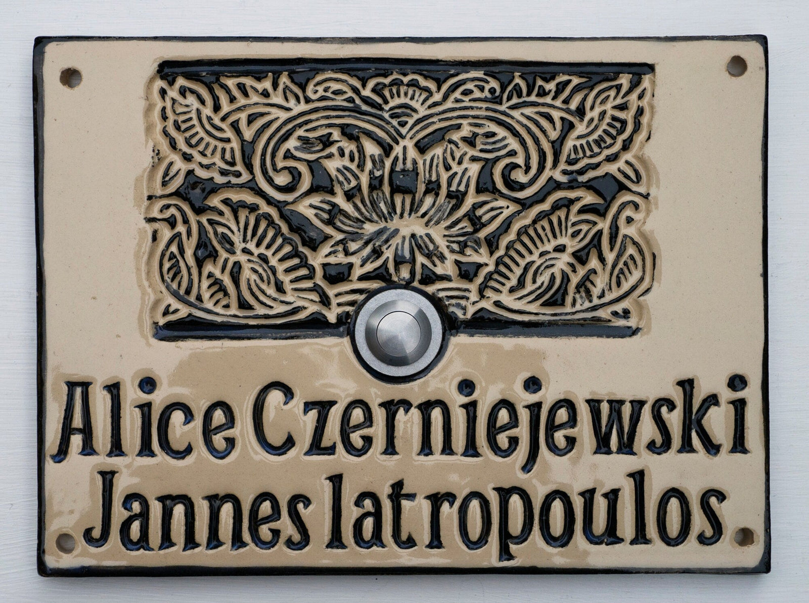 Cremesfarbenes Keramik-Türschild mit grünem Lotus-Muster und Schriftzug Oswald