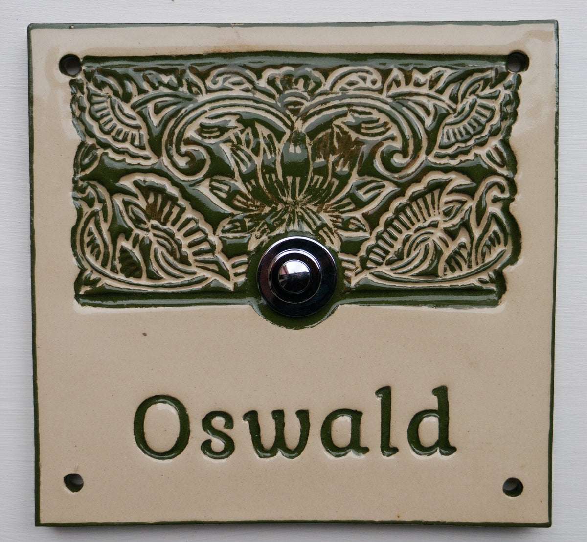 Beiges Keramik-Türschild mit grünem Lotus-Muster, Klingelknopf und Aufschrift Oswald