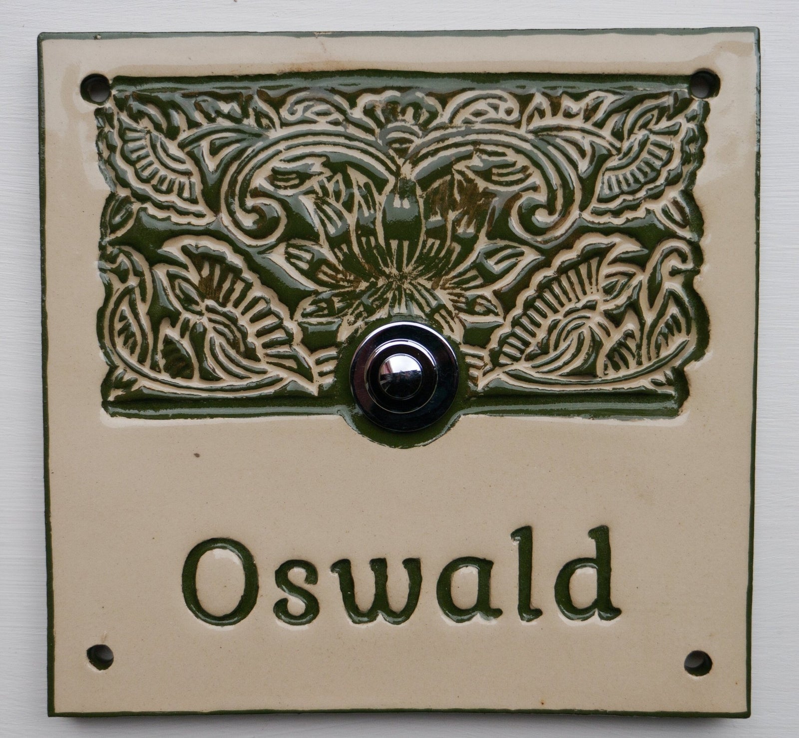 Beiges Keramik-Türschild mit grünem Lotus-Muster, Klingelknopf und Aufschrift Oswald