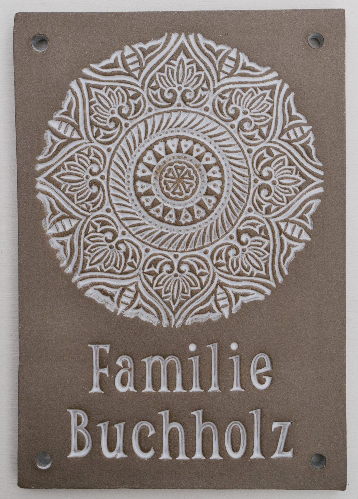 Rechteckiges Keramikschild in Goldbraun mit Mandala-Muster und Aufschrift Familie Buchholz