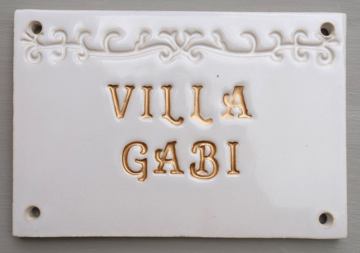 Glänzendes weißes Keramik-Hausschild mit goldener Schrift Villa Gab